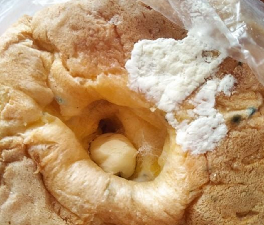 В Днепре под видом свежего десерта женщине продали вкусняшку с сюрпризом (ФОТО)