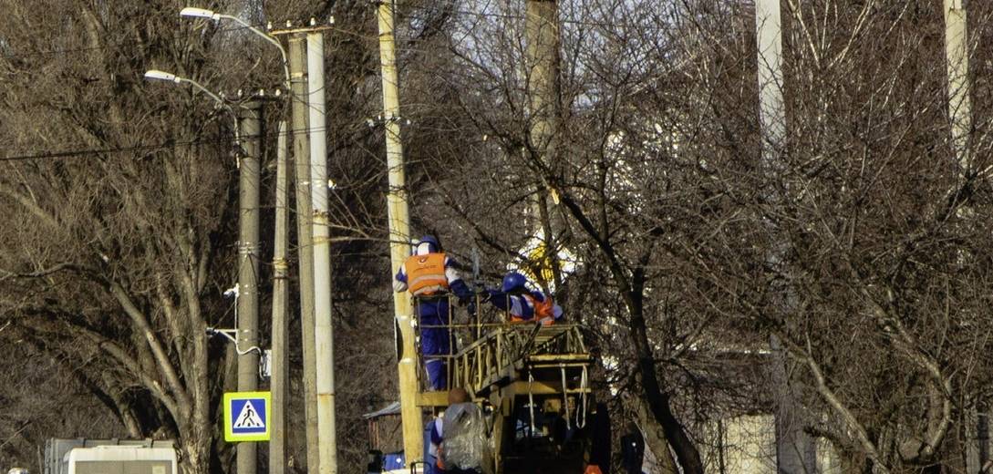 У Дніпрі встановлюють зовнішнє освітлення там, де його взагалі не було