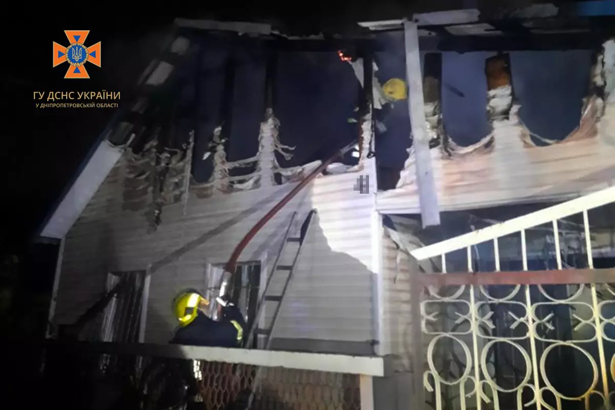 У Кривому Розі масштабна пожежа майже повністю знищила житловий будинок