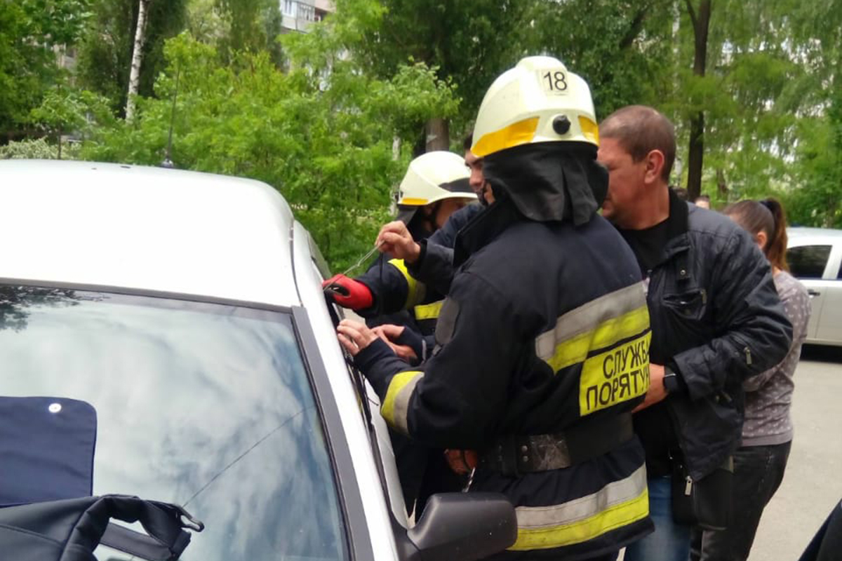В Днепре младенец закрылся в машине: пришлось вызывать спасателей (ВИДЕО)