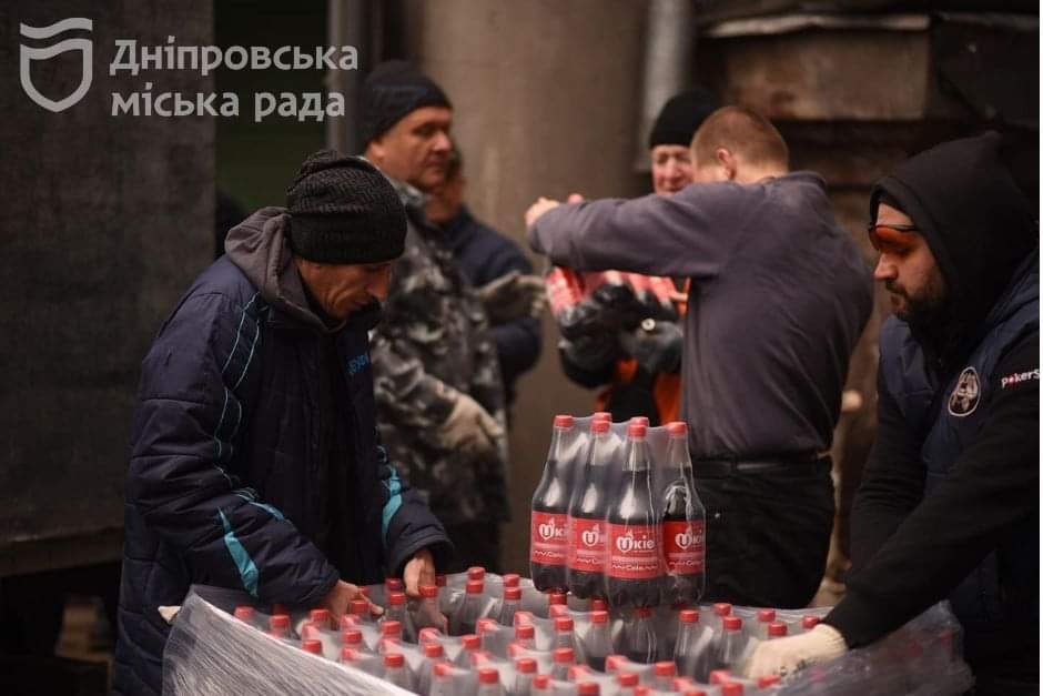 Одяг, взуття, спальники, продукти, корми для тварин: допомога від Дніпра за тиждень