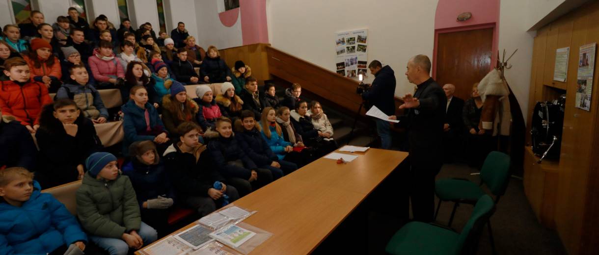 В Днепре юных моряков и речников инструктировали по действиям в случае возникновения чрезвычайных ситуаций: фото