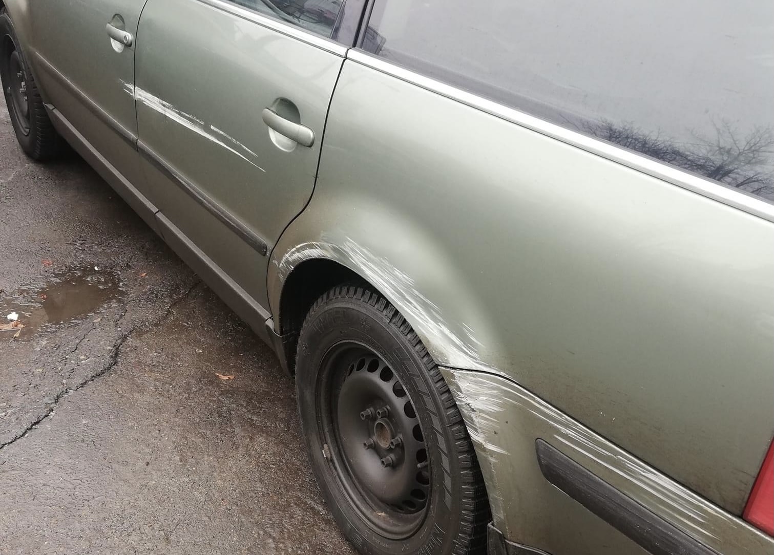 В Днепре неизвестный повредил припаркованный автомобиль и скрылся