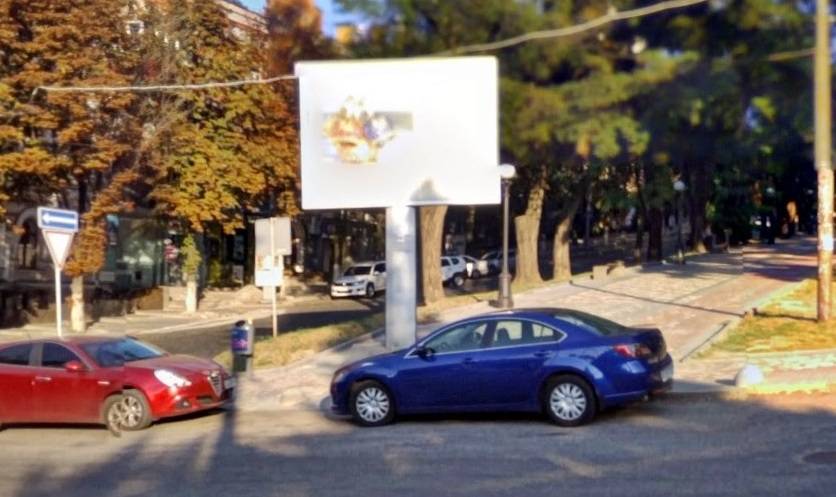 У центрі Дніпра демонтували конструкцію, що закривала історичний будинок (ФОТО)