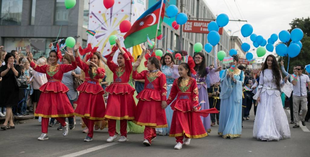 «Битва» хоров и дефиле оркестров: в Днепре продолжается празднование Дня города