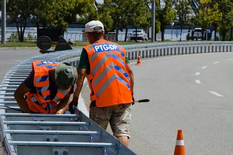У Дніпрі встановлюють колесовідбійний брус європейського зразка, завдяки якому кількість аварій на дорогах зменшиться (ФОТО, ВІДЕО)