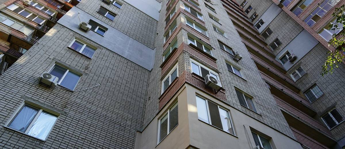 Впервые за много лет: в днепровской многоэтажке провели ремонт подъезда и заменили трубы (ВИДЕО)