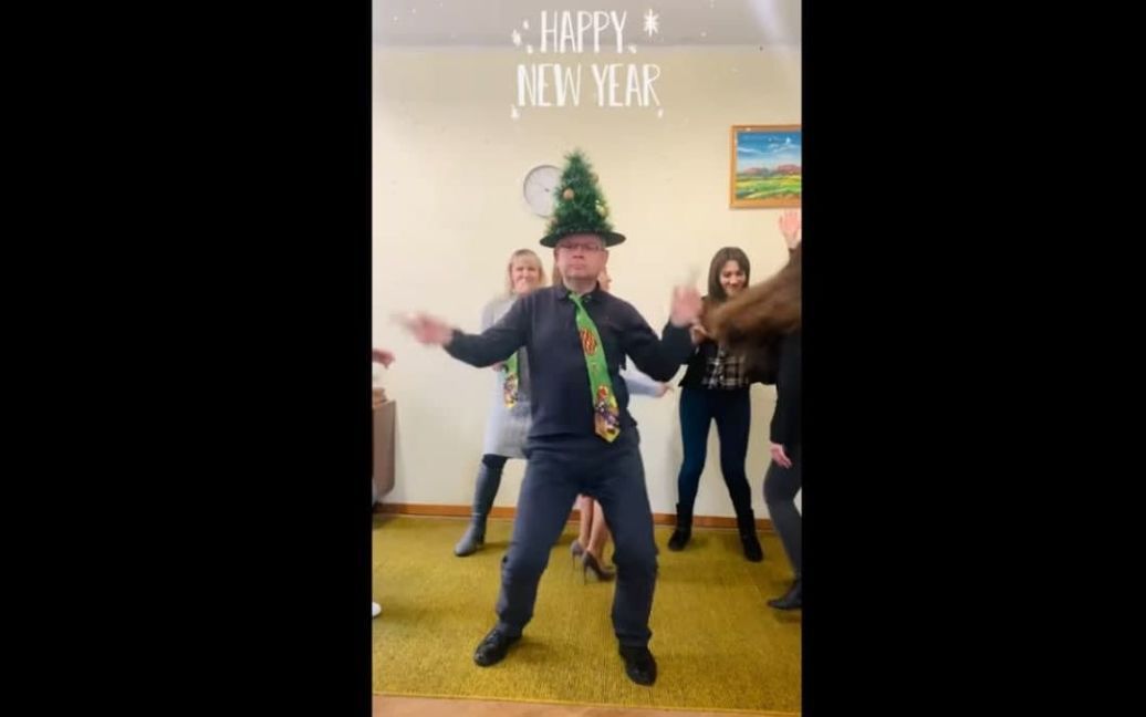 В Кривом Роге чиновник станцевал с елкой на голове и стал звездой соцсетей (ВИДЕО)