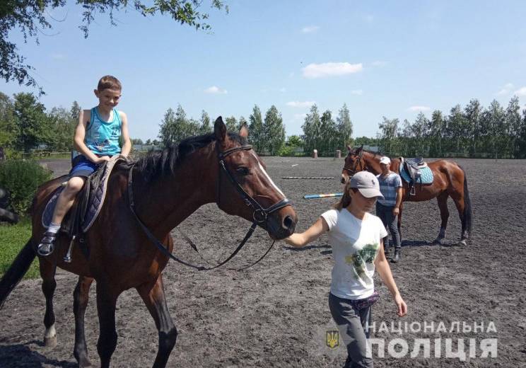 Поліція організувала дітям екскурсію на кінний завод