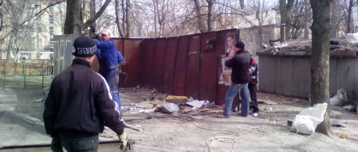 В Днепре продолжается демонтаж незаконных приемок: фото