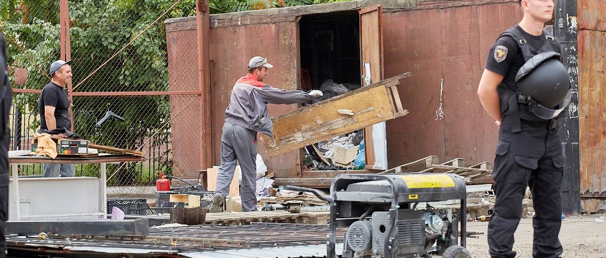 В Каменском продолжают сносить незаконные сооружения