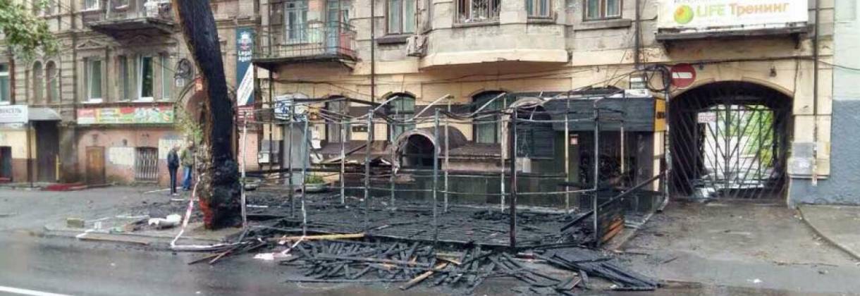 Летнюю террасу кафе «Pizza Veterano» быстро восстанавливают