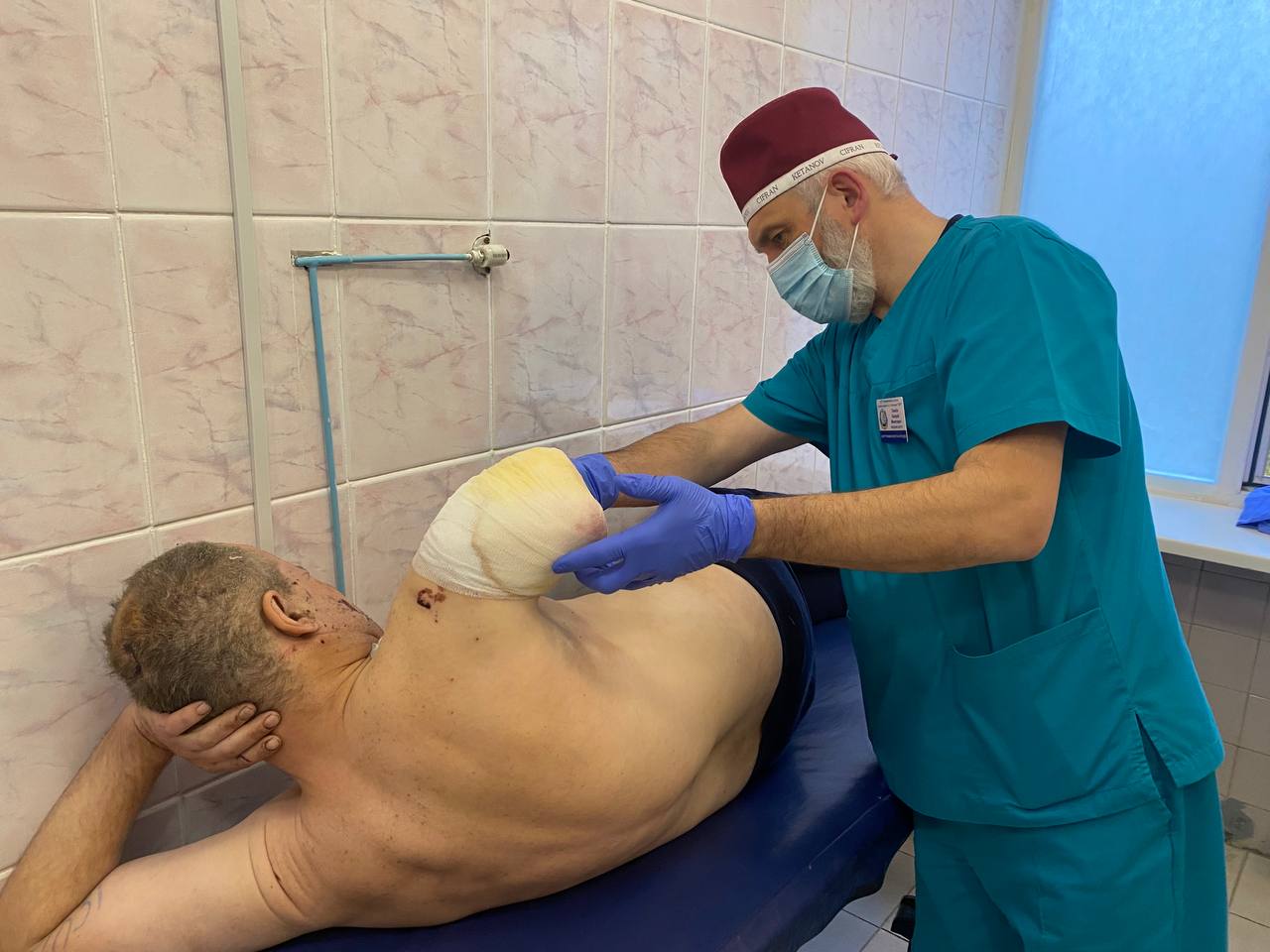 У Дніпрі рятують чоловіка, якій втратив руку після вибуху у Херсонській області