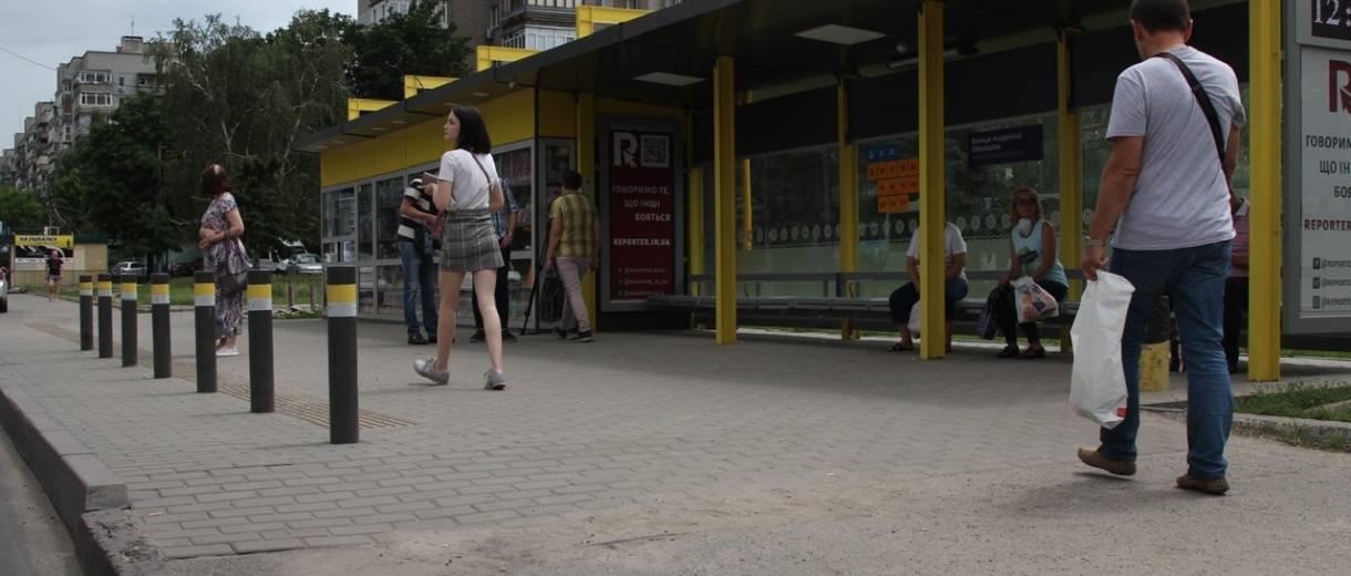 Захисні vs антипаркувальні стовпчики: останні не убезпечують людей на зупинках!