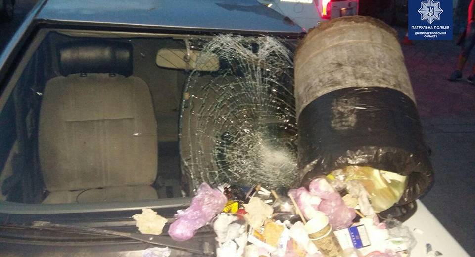 У Дніпрі чоловік помстився колишній дружині, розбивши автівку її бойфренда