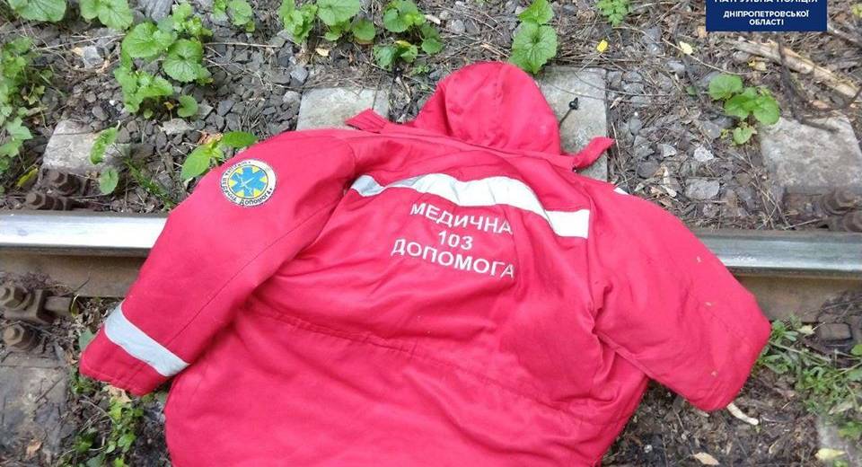 В Днепре вооруженный мужчина в куртке “медпомощь” ограбил заправку (ФОТО)