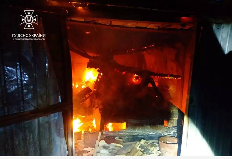 На Дніпропетровщині масштабна пожежа практично повністю знищила легковий автомобіль