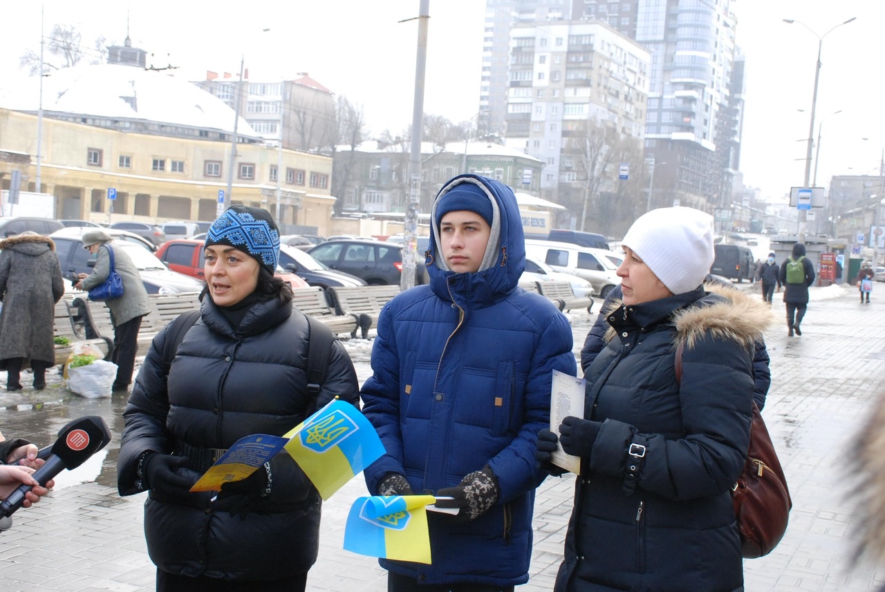 В День Соборности Украины днепрянам раздали 1000 экземпляров «Акта воссоединения»