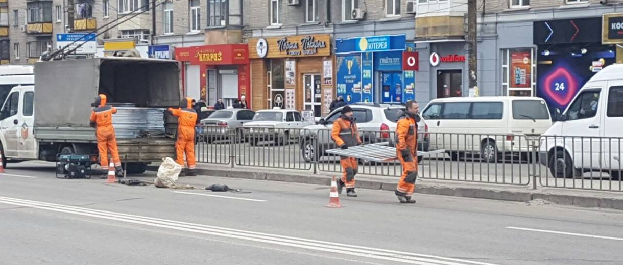 На проспекте Слобожанском в Днепре устанавливают новые ограждения: фото