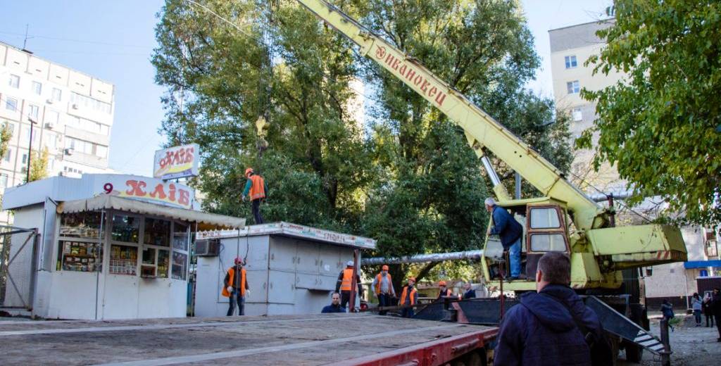 В Днепре демонтировали незаконный киоск, в котором продавали спиртное несовершеннолетним