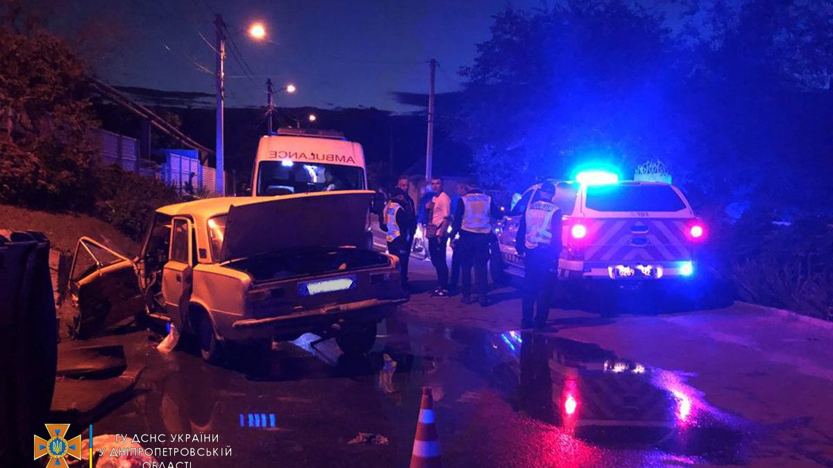 В Днепре пострадавшего водителя деблокировали из авто