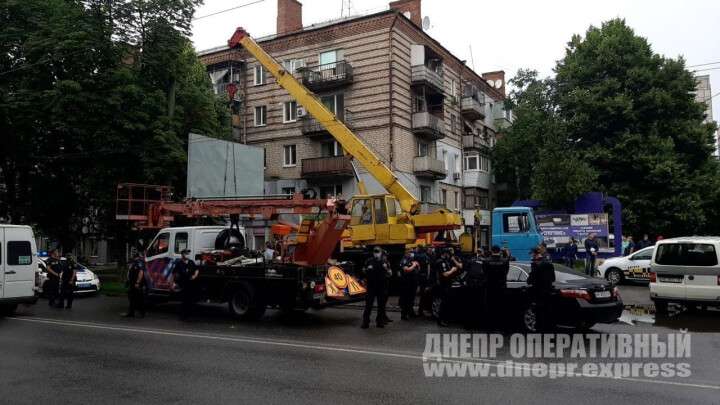 В Днепре «активисты» Загида Краснова приехали защищать его борды на автомобиле, находящемся в розыске