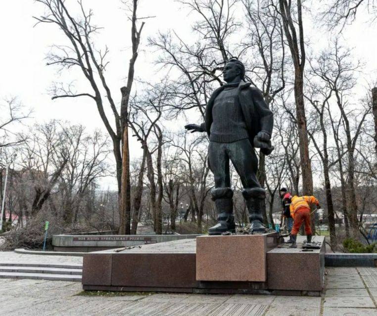 У Дніпрі розпочали демонтувати пам’ятник Валерію Чкалову. Є перелік, за “кого” візьмуться далі