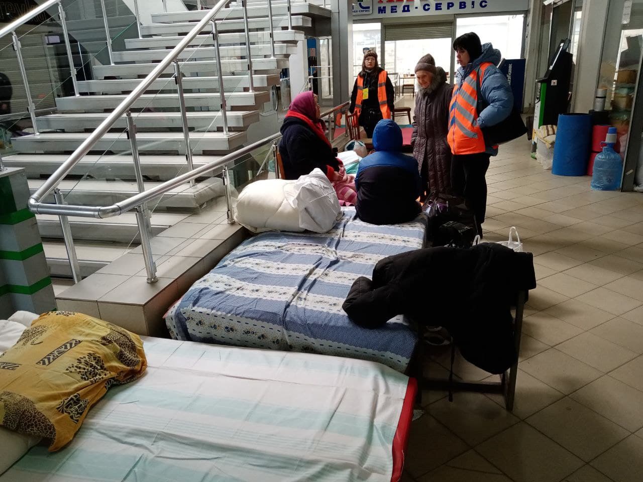 В Днепре возле ж/д вокзала заработал пункт обогрева (ФОТО)