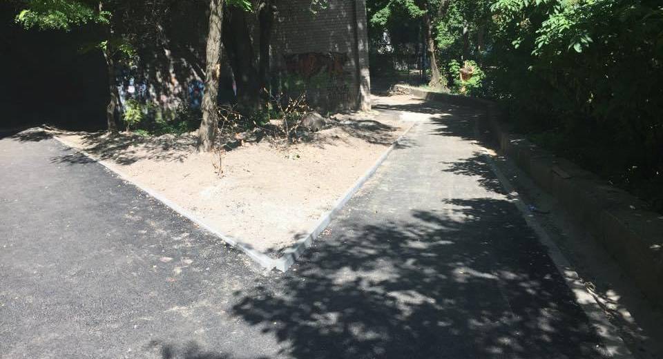 В Днепре депутат Олег Григорук благоустраивает аллею возле сада