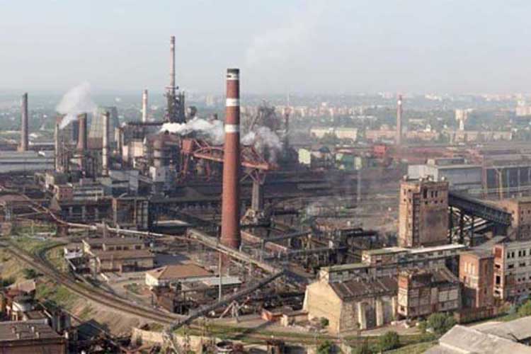 В Каменском частично остановится крупнейший завод, сотрудникам урежут зарплаты