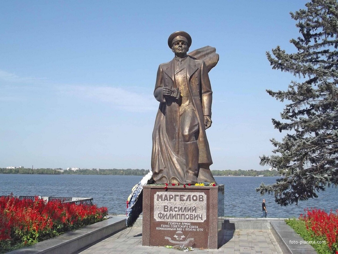 Жители Днепра хотят снести памятник родоначальнику советских воздушно-десантных войск