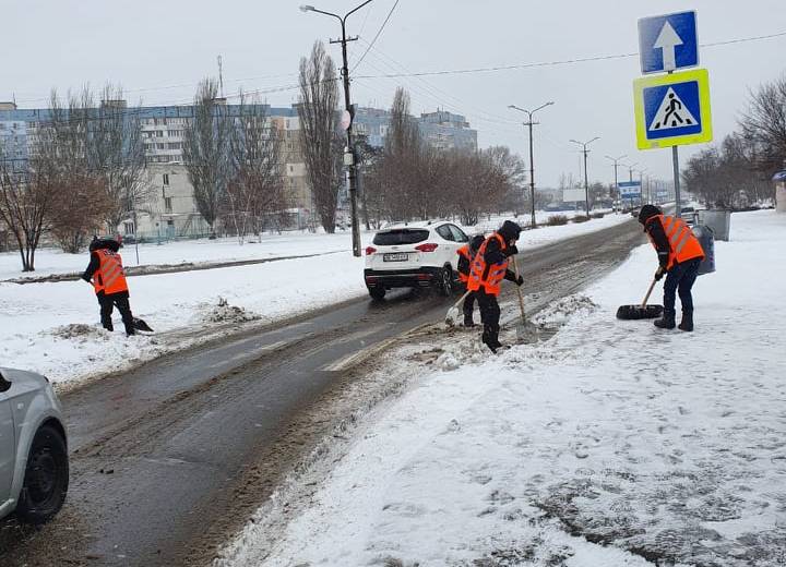 Негода у Дніпрі: комунальники убезпечують рух на особливо складних ділянках доріг