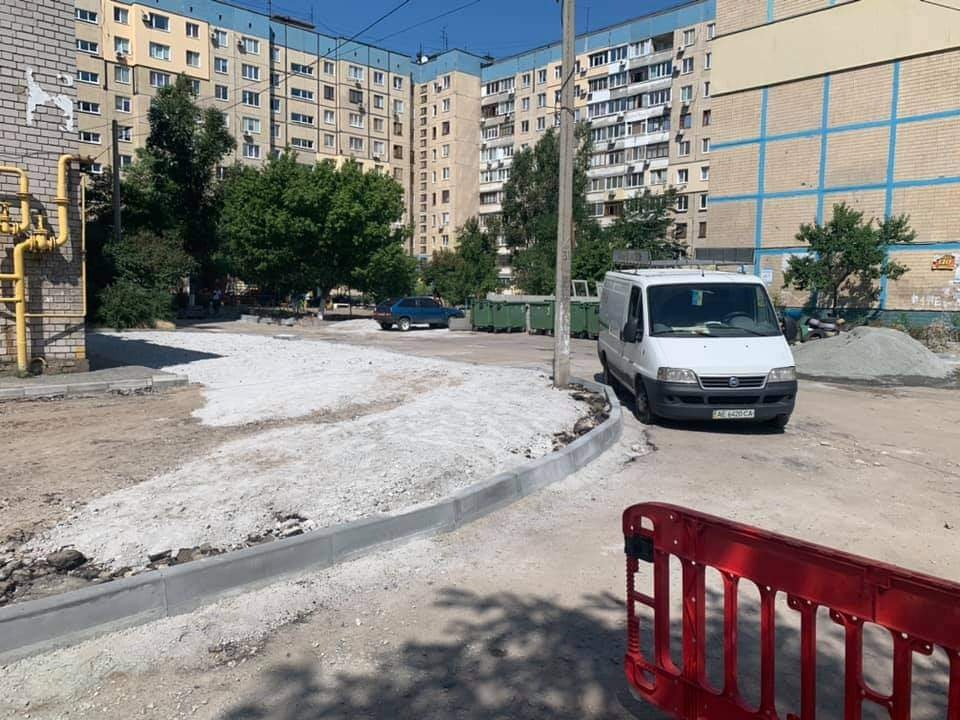 “Город без окраин”: в Днепре реконструируют внутриквартальные дороги на ж/м Каменский (ФОТО)