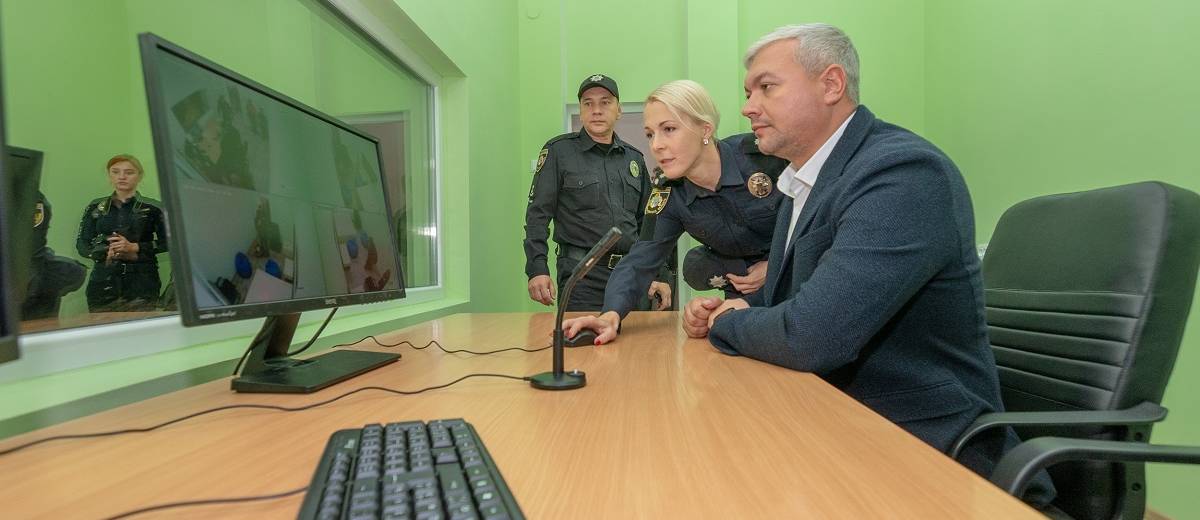 В Каменском открыли комнату, дружественную к детям