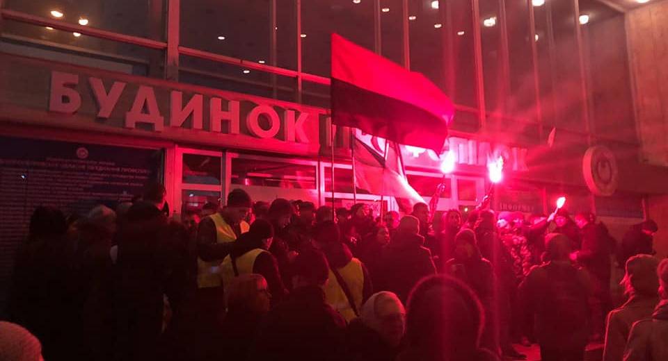 В Днепре люди в масках  устроили акцию протеста