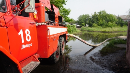 Откачано более 700 000 кубометров воды: спасатели Днепра завершили работы по ликвидации последствий стихии (ФОТО)