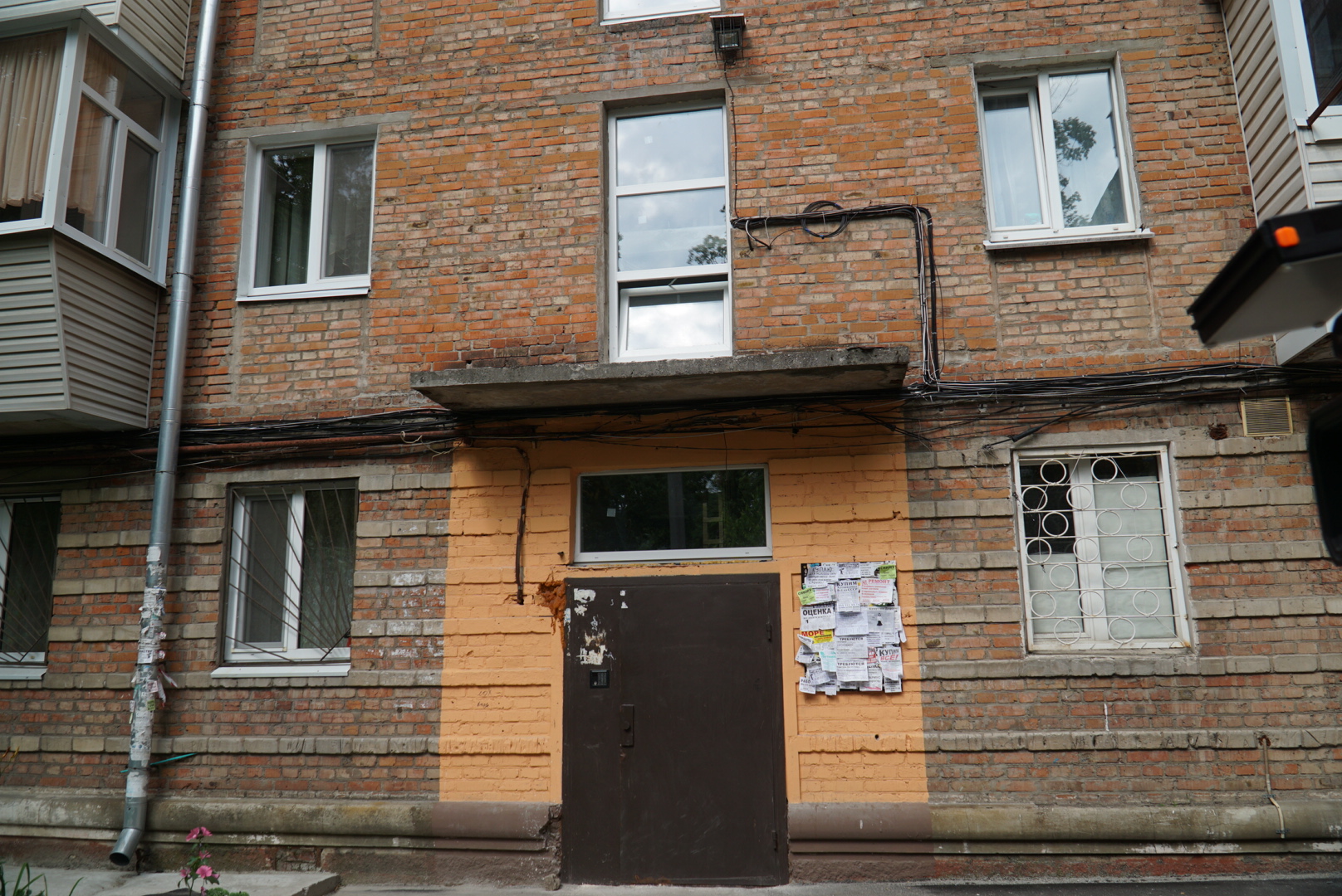 Дома, которые не видели ремонта десятилетиями: на ж/м 12 квартал в Днепре ремонтируют кровли, лифты и подъезды