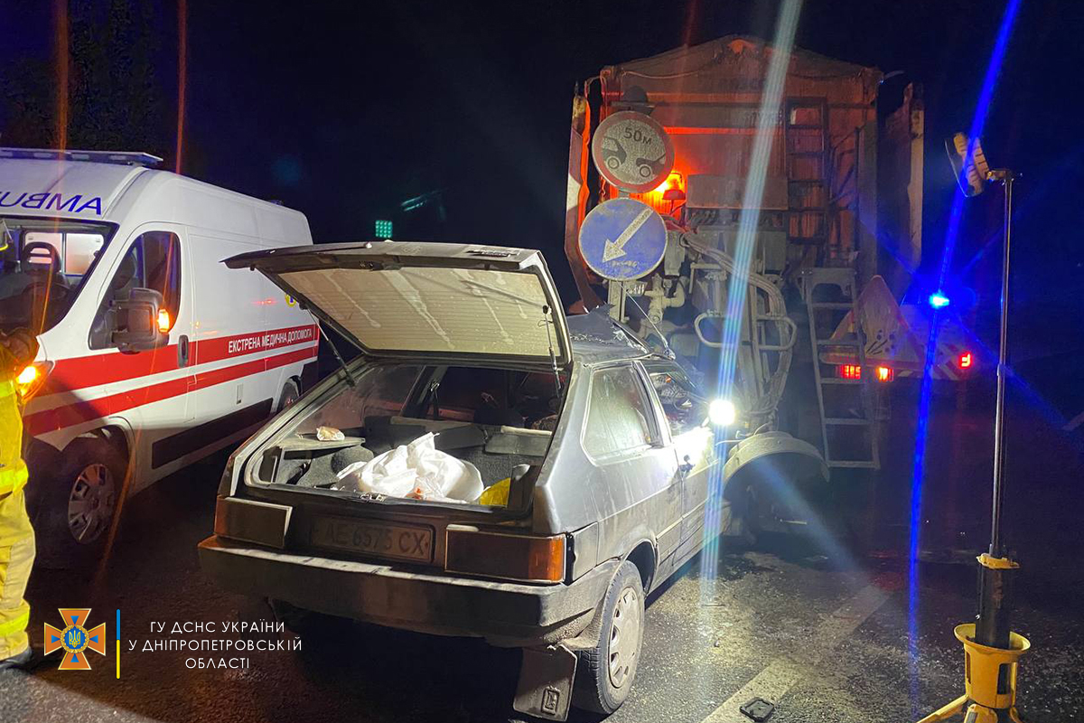 Тело женщины достали из покореженного авто: под Днепром в аварии пострадали люди (ФОТО, ВИДЕО)