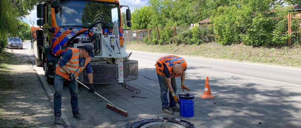 На вул.Яснополянській у Дніпрі встановили антивандальні люки: як йдуть роботи (ФОТО)