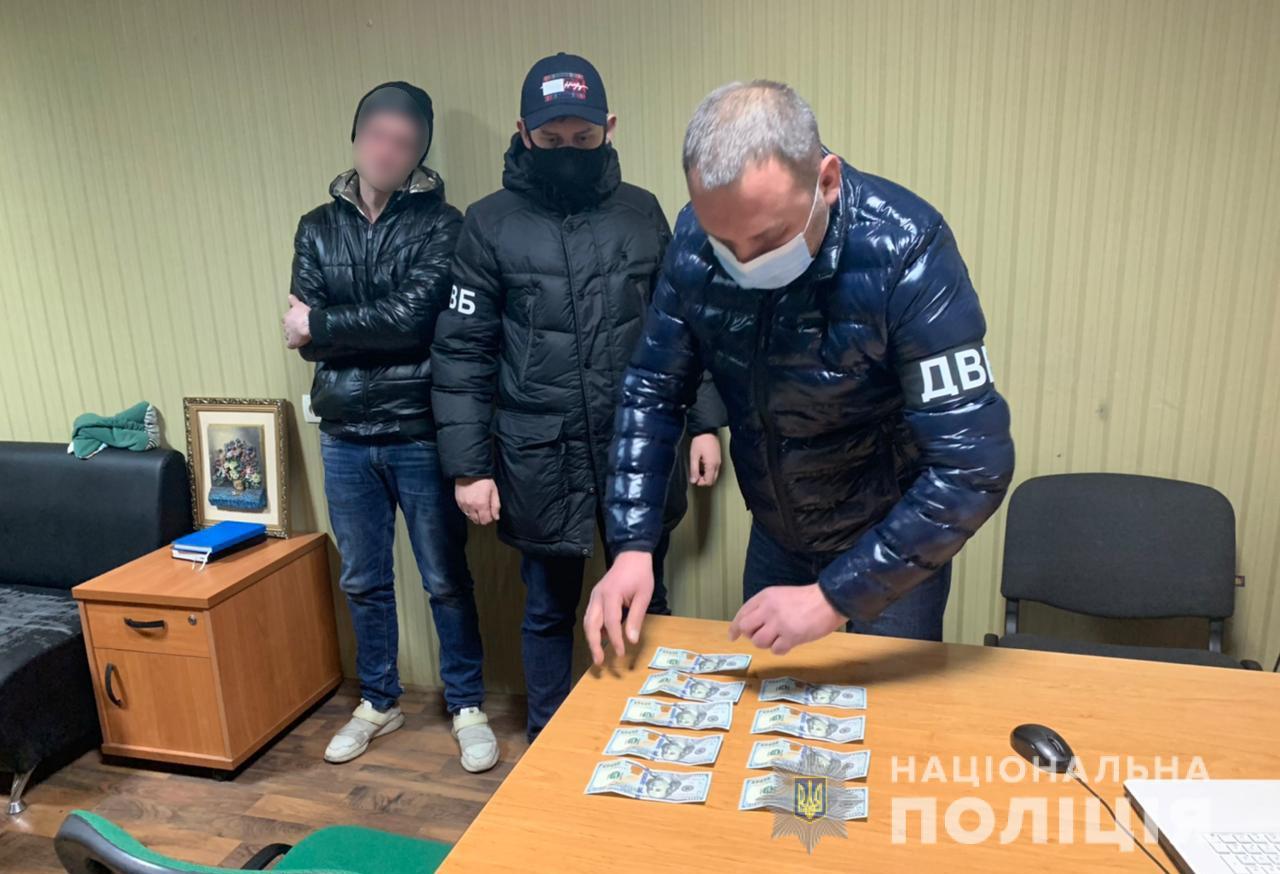 1,5 тыс. долларов “откупных”: житель Днепра попался на взятке полицейскому