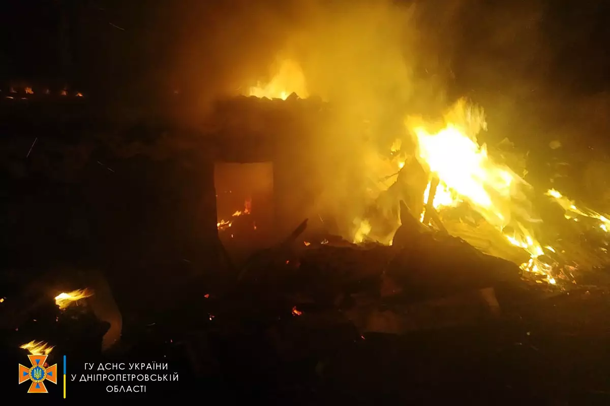 15 рятувальників гасили пожежу: під Дніпром спалахнув приватний будинок