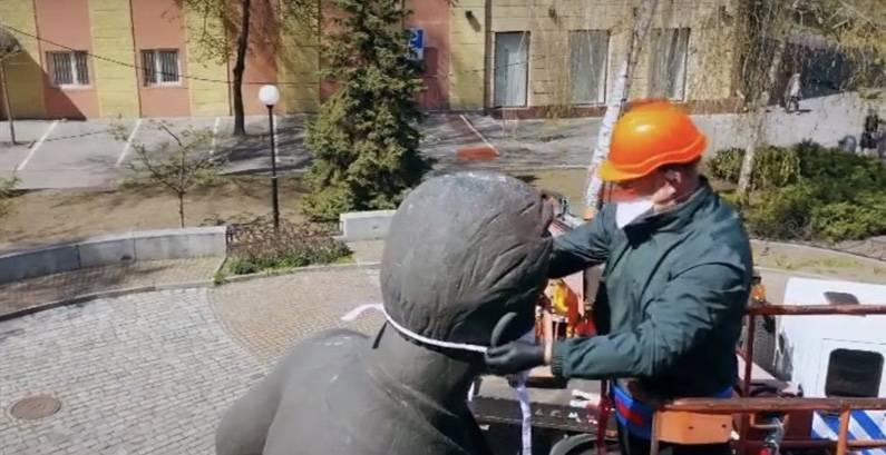Карантинний перформанс: Борис Філатов одягнув захисну маску на пам’ятник
