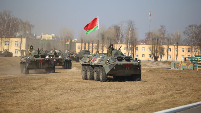 Дерев’яні муляжі танків розмістила Білорусь на кордоні з Україною