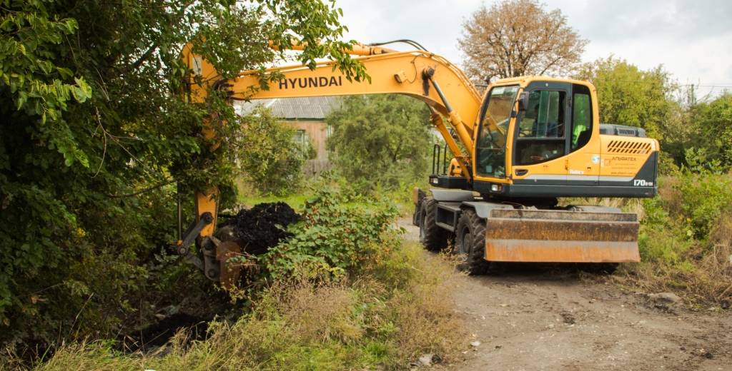 На левом берегу Днепра чистят сети понижения и отвода воды: фото