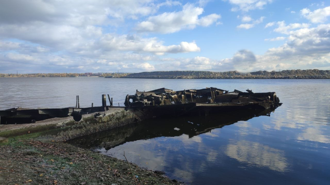 Неймовірне падіння рівня води у Дніпрі: на ж/м Перемога сплив дуже старий пароплав