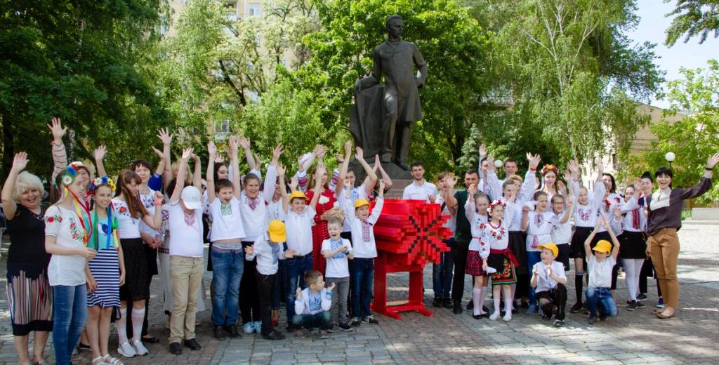У Дніпрі до Дня вишиванки створили велику інсталяцію «Генетичний код нації»