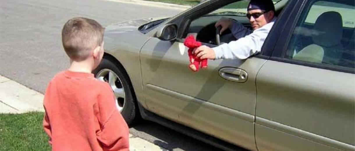 Будьте осторожны! Детей заманивают в авто даже при родителях