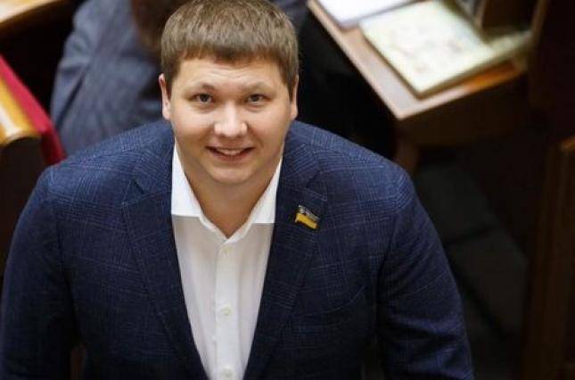 Депутат из Днепра от партии Слуги народа Вячеслав Медяник испугался общения с людьми, которые вышли митинговать