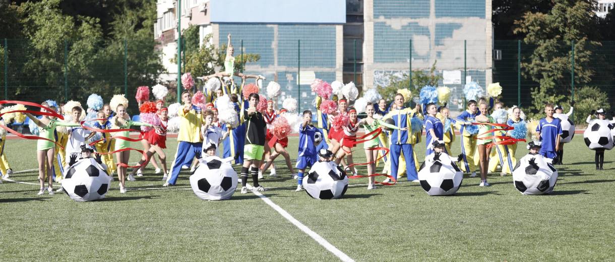 У Дніпрі відкрили великий шкільний стадіон  з футбольним полем і біговими доріжками