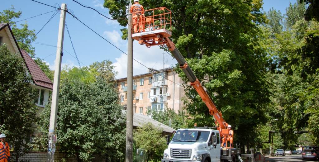 В Днепре продолжают восстанавливать уличное освещение